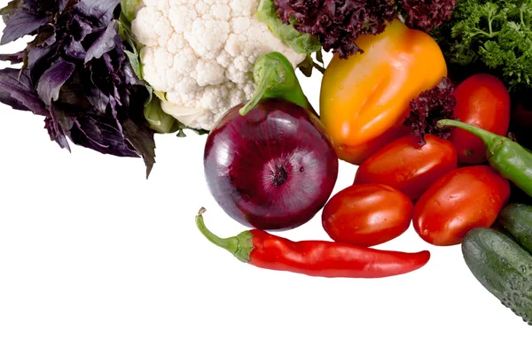 Légumes frais savoureux pour la préparation de salade isolés sur fond blanc — Photo