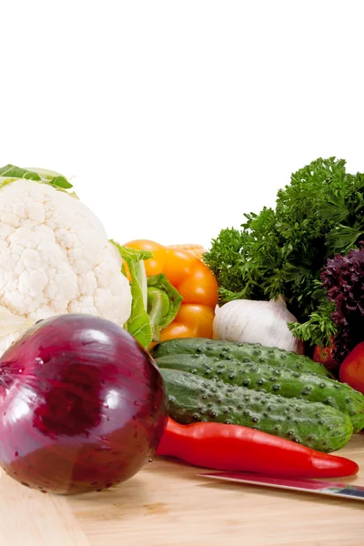 Légumes frais savoureux pour la préparation de salade isolés sur fond blanc — Photo