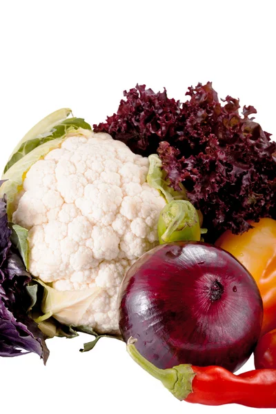 Verduras frescas sabrosas para la preparación de ensaladas aisladas sobre fondo blanco — Foto de Stock