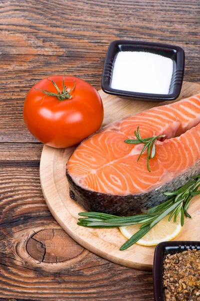 Färsk rå lax röd fisk biff med örter, kryddor och grönsaker — Stockfoto