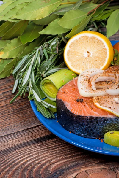 Bife de peixe vermelho de salmão cru fresco com ervas, especiarias e legumes — Fotografia de Stock