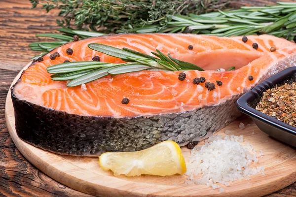 Frisches rohes Lachsfischsteak mit Kräutern, Gewürzen und Gemüse — Stockfoto