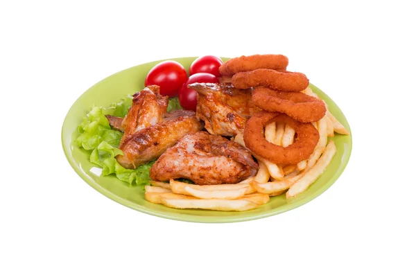 Grilovaná kuřecí křidélka s hranolky a kroužky cibule — Stock fotografie