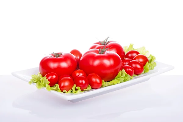 Tomates cherry frescos y ensalada en plato —  Fotos de Stock