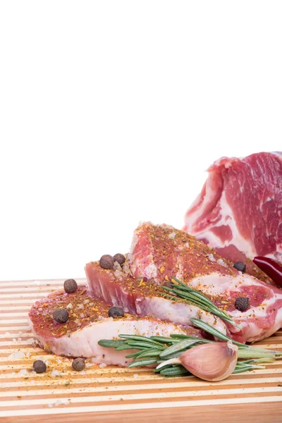 Carni crude, verdure e spezie isolate su bianco — Foto Stock