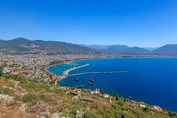 Piękny widok na miasto Alanya w Turcji. czerwoną wieżę i port — Zdjęcie stockowe