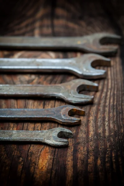 Old wrenches against old wooden planks — Stock Photo, Image