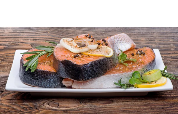 Bistecca di pesce rosso salmone crudo fresco con erbe, spezie e verdure — Foto Stock