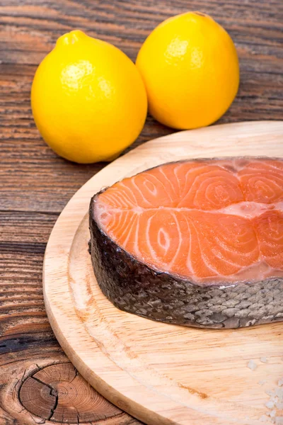 Filete fresco de pescado rojo salmón crudo con hierbas, especias y verduras —  Fotos de Stock