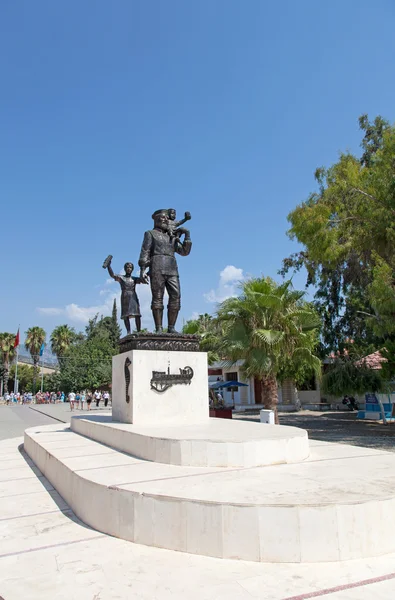 Статуя Святого Николая, Ликия, Майра, Турция. Статуя Святого Николая возле знаменитой церкви Святого Николая . — стоковое фото