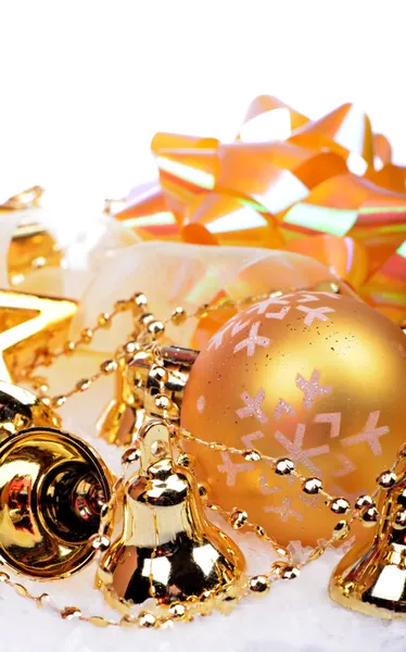 Sfondo di Natale con palline d'oro e campane — Foto Stock