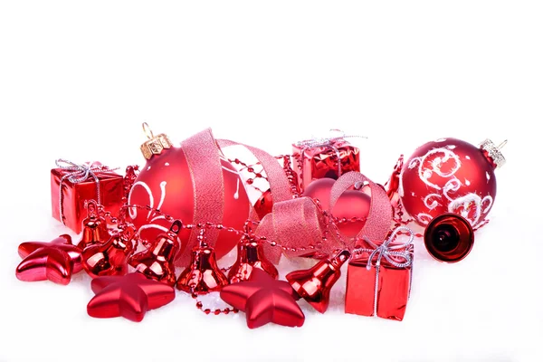 Fond de Noël avec boules rouges, cloches et étoiles — Photo