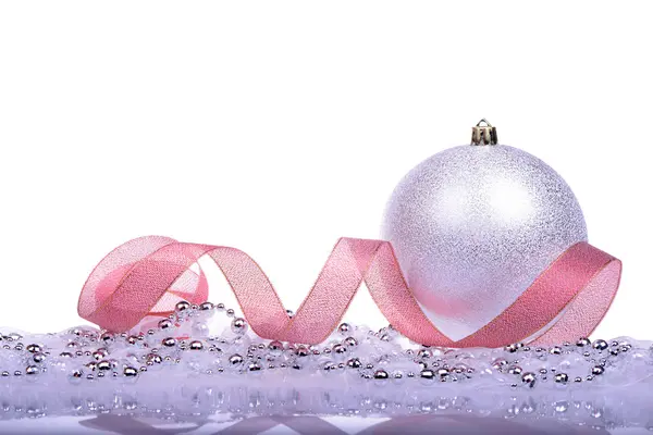 Fond de Noël avec boules isolées sur le fond blanc — Photo