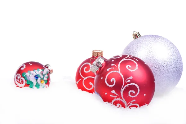 Fondo navideño con bolas aisladas sobre fondo blanco — Foto de Stock