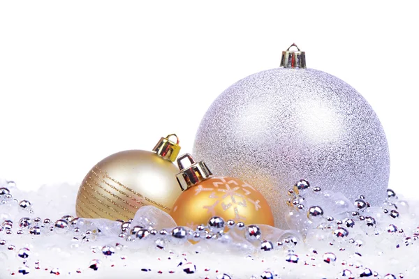 Fondo navideño con bolas aisladas sobre fondo blanco — Foto de Stock