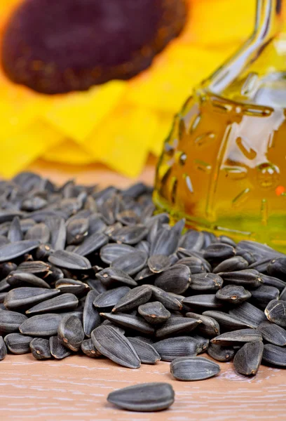 Aceite fresco de semillas de girasol en una botella —  Fotos de Stock