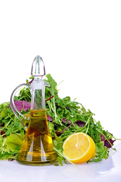 Salade mix met rucola, frisee, radicchio, sla en fles olijfolie, citroen, tomaten — Stockfoto