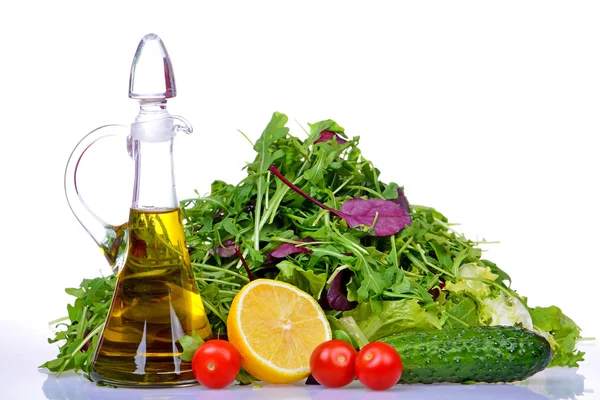 Mezcla de ensaladas con rúcula, frisee, radicchio, lechuga y botella de aceite de oliva, limón, tomate —  Fotos de Stock
