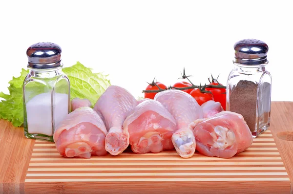 Jambes de poulet crues fraîches sur planche à découper — Photo