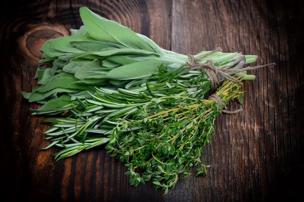 Fresh sage leaves bound on a wooden board — Stock Photo, Image