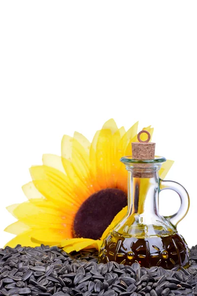 Frisches Sonnenblumenöl in einer Flasche isoliert auf weißem Hintergrund — Stockfoto