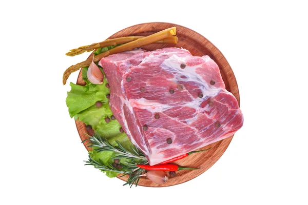Selezione di carne cruda con erbe e pepe isolato su sfondo bianco — Foto Stock