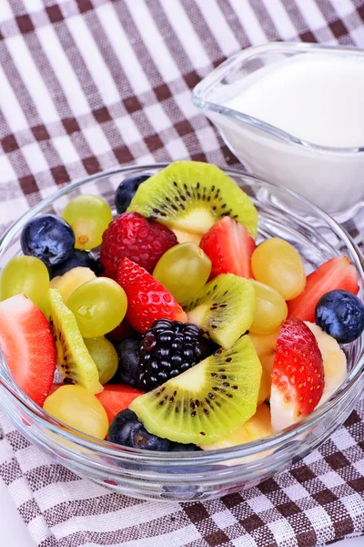 Fruitsalade met aardbeien, sinaasappels, kiwi, bosbessen en perziken — Stockfoto