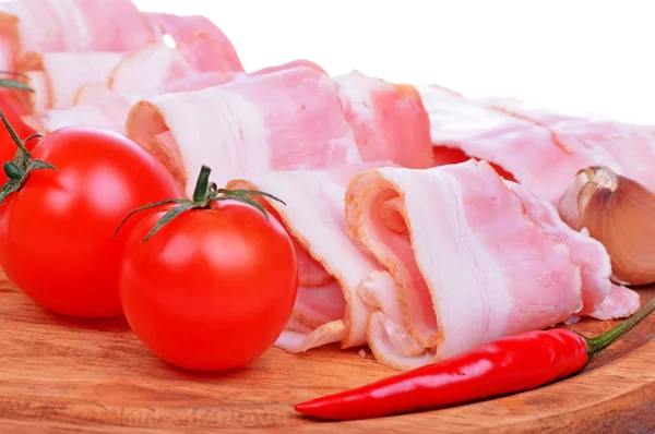 Bacon de viande rouge roulé avec tomate et poivre — Photo