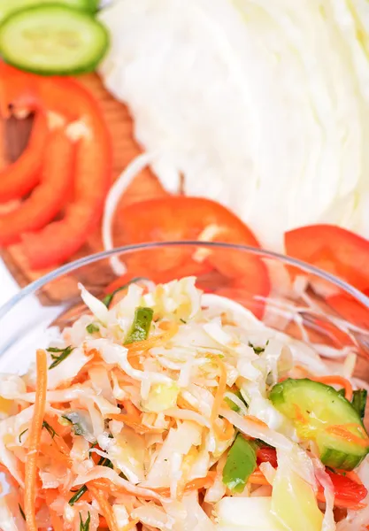 Uma tigela de salada de salada de salada com repolho desfiado e pepinos, cenouras, pimentas — Fotografia de Stock
