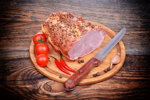 烤的猪肉的脖子，西红柿、 辣椒、 大蒜和刀 — 图库照片