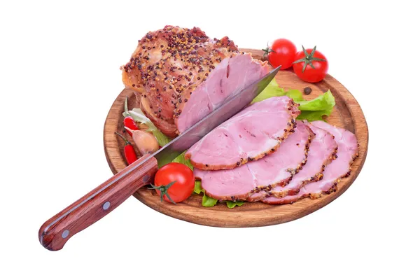 Запечённая свиная шея, помидоры, перец, чеснок и нож — стоковое фото