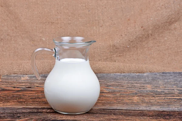 Glaskrug mit Milch — Stockfoto