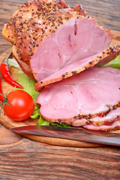 Cuello de cerdo al horno, tomates, pimientos, ajo y cuchillo —  Fotos de Stock