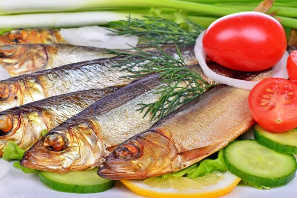 Копченая рыба, салат и лук — стоковое фото