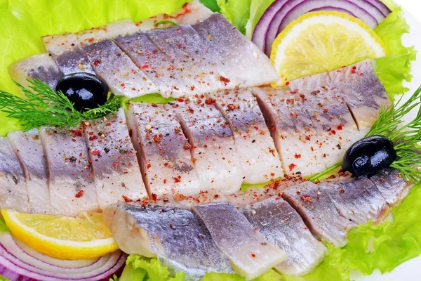 Soğan, biber ve limon ile ringa balığı salatası — Stok fotoğraf