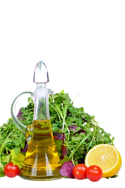 Mezcla de ensalada con botella de aceite de oliva y limón aislado sobre fondo blanco — Foto de Stock