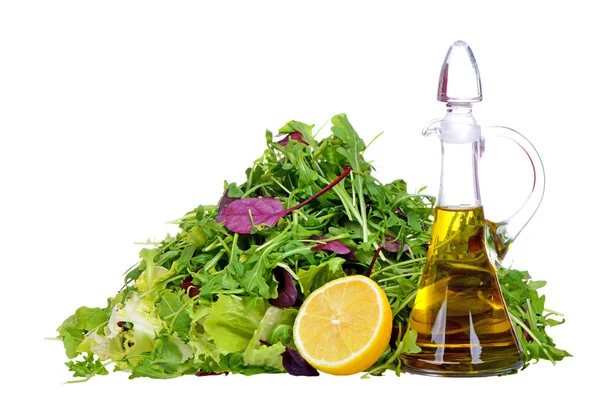 Salade mix met fles olijfolie en citroen geïsoleerd op witte achtergrond — Stockfoto