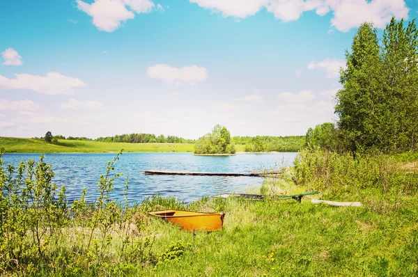 Riverbank starych łodziach i lasu — Zdjęcie stockowe