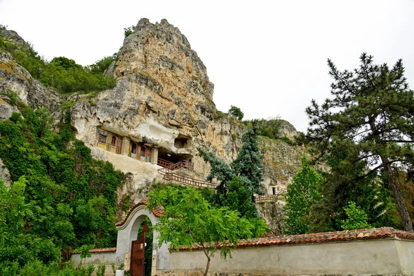 O mosteiro de rocha "St Dimitrii de Basarbovo" na Bulgária — Fotografia de Stock