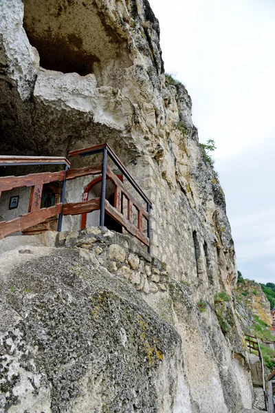 O mosteiro de rocha "St Dimitrii de Basarbovo" na Bulgária — Fotografia de Stock