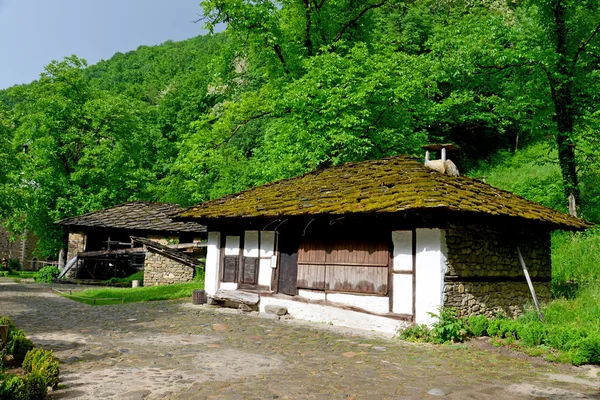 Huizen in de etnografische dorp etar in gabrovo, Bulgarije — Stockfoto