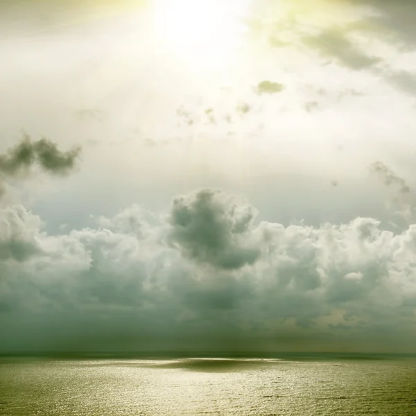 Obloha s dramatické mraky nad mořem — Stock fotografie