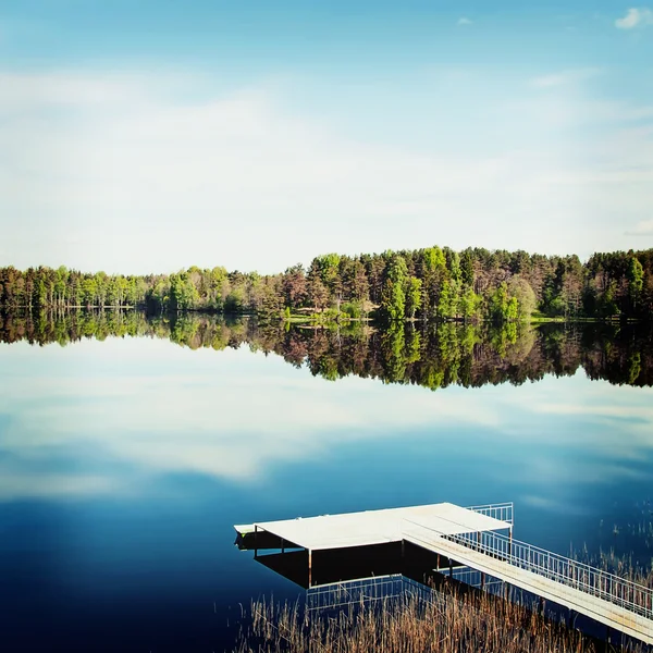 Wooden bridge on lake — Stock Photo, Image