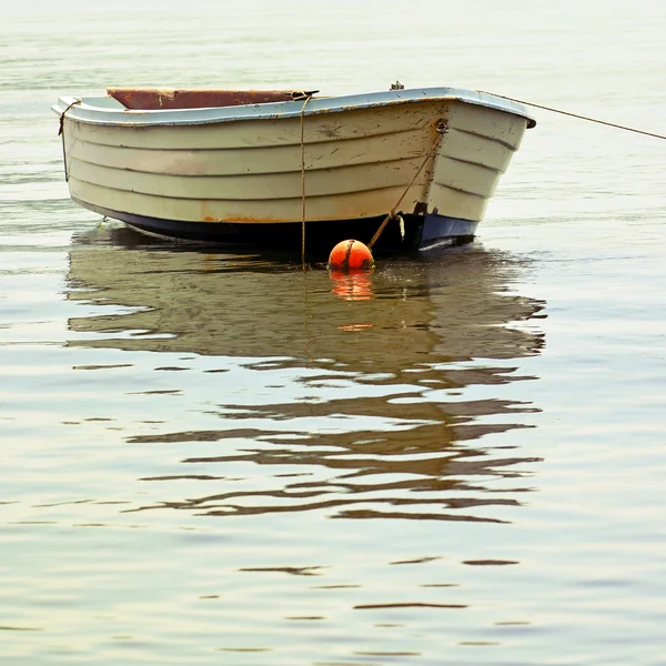 Le bateau solitaire contre l'eau — Photo