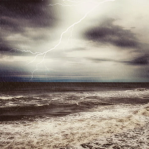 Thunder and rain in ocean — Stock Photo, Image