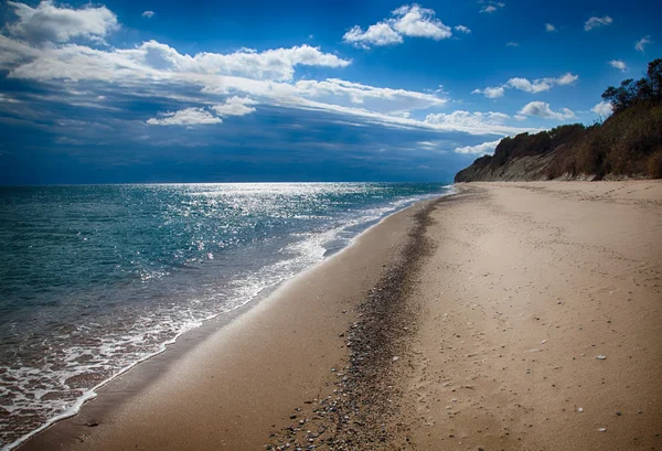 Spiaggia sabbiosa vuota vicino al mare. Immagine HDR — Foto Stock