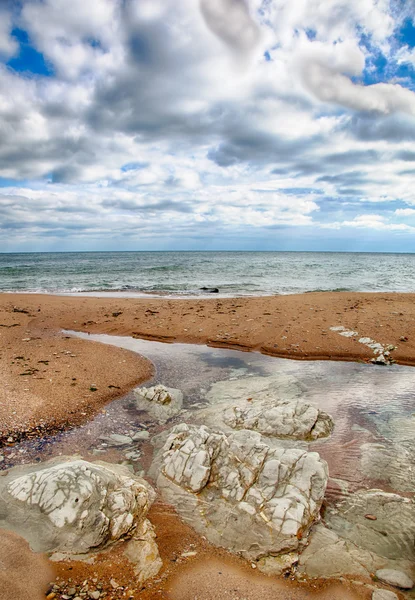 Spiaggia sabbiosa vuota vicino al mare. Immagine HDR — Foto Stock