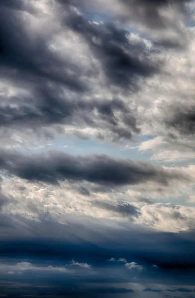 Cielo colorato con sfondo nuvole. Immagine HDR — Foto Stock