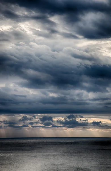 Барвисте небо з хмарами і море як фон. Зображення HDR — стокове фото