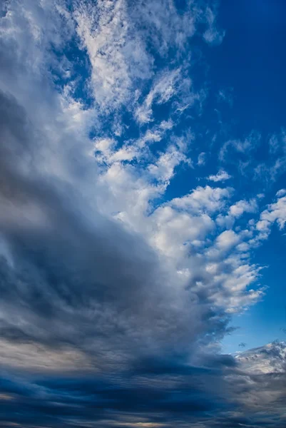Kolorowe niebo z chmur tło. obrazu HDR — Zdjęcie stockowe